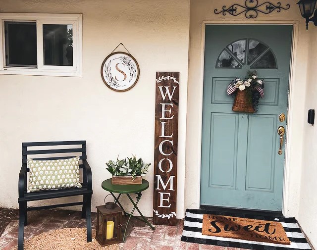 Personalizing Your Entryway with Signs, Photos, and Seasonal Accents