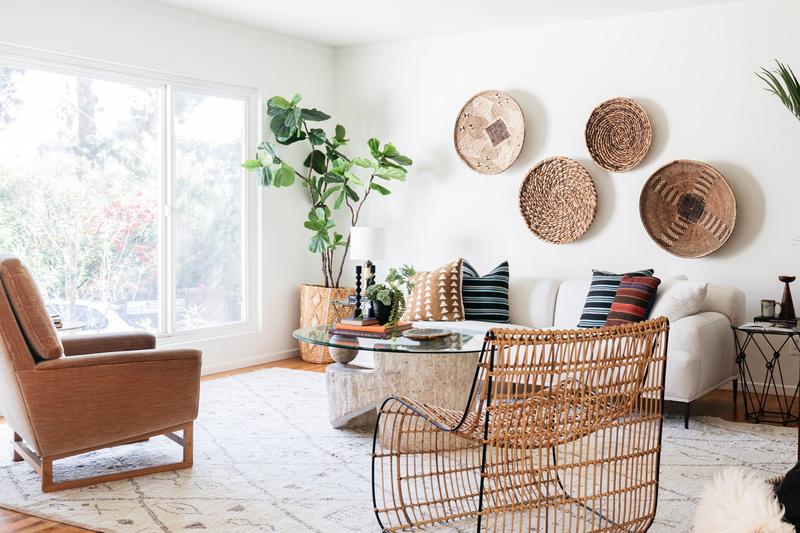 White wall decor idea